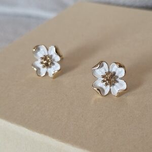 Vintage Trifari White Enamel Flower Stud Earrings – Gold Tone